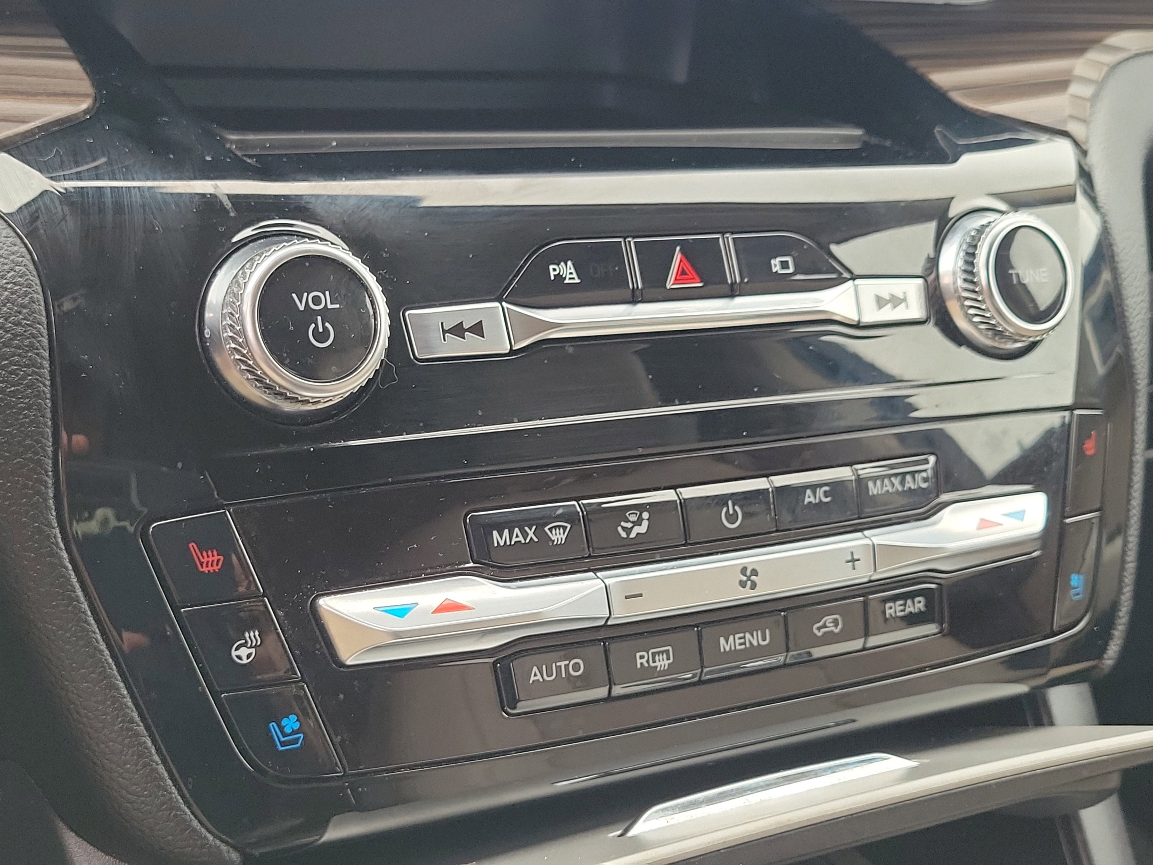 Used 2022 Ford Explorer Limited image 28