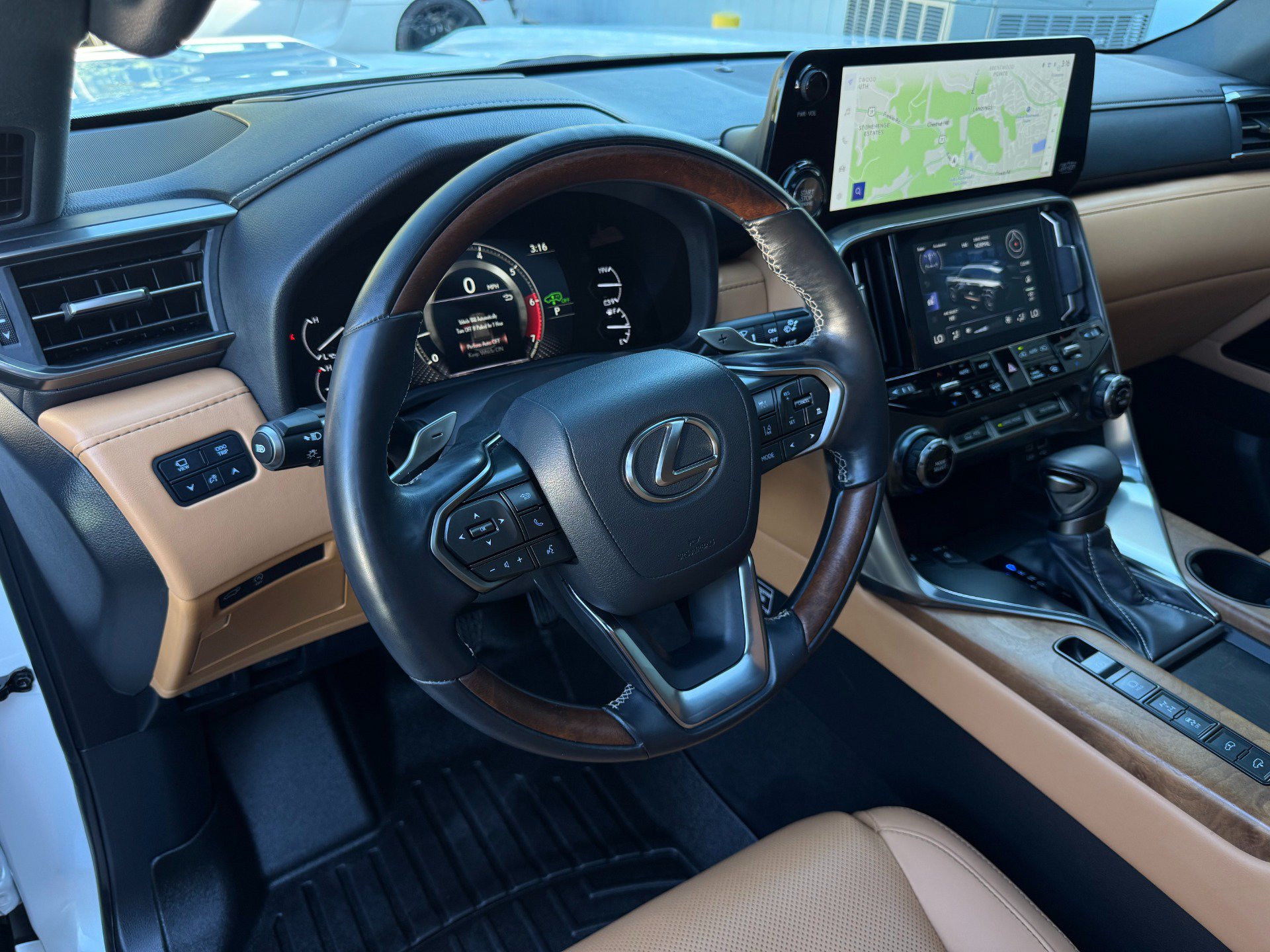 Used 2024 Lexus LX 600 4WD w/ Luxury Package image 14