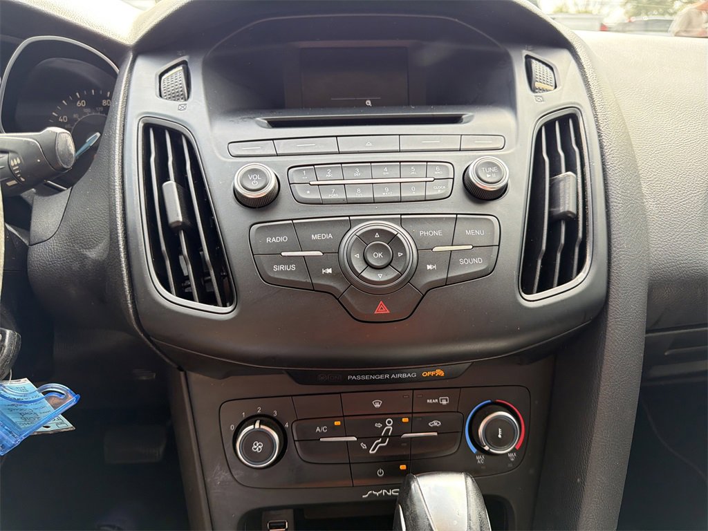 Used 2016 Ford Focus SE w/ SE Sport Package image 28