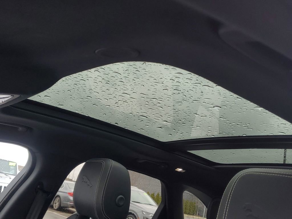 Used 2024 Jaguar F-PACE R-Dynamic S image 8