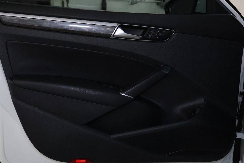 Used 2018 Volkswagen Passat 2.0T SE FWD image 13