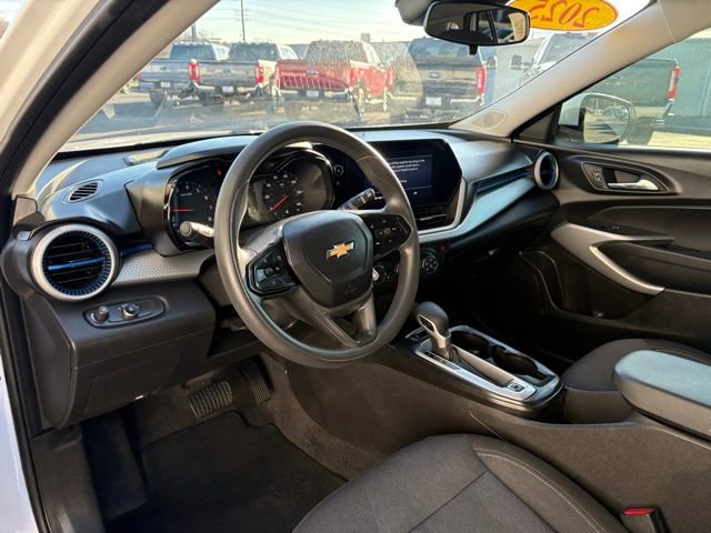 Used 2025 Chevrolet Trax LS w/ LS Convenience Package image 3