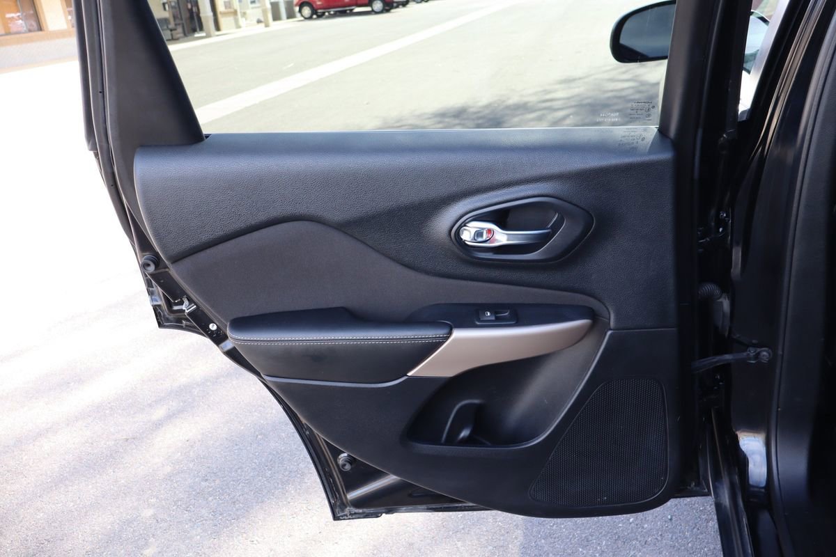Used 2017 Jeep Cherokee Latitude FWD image 24