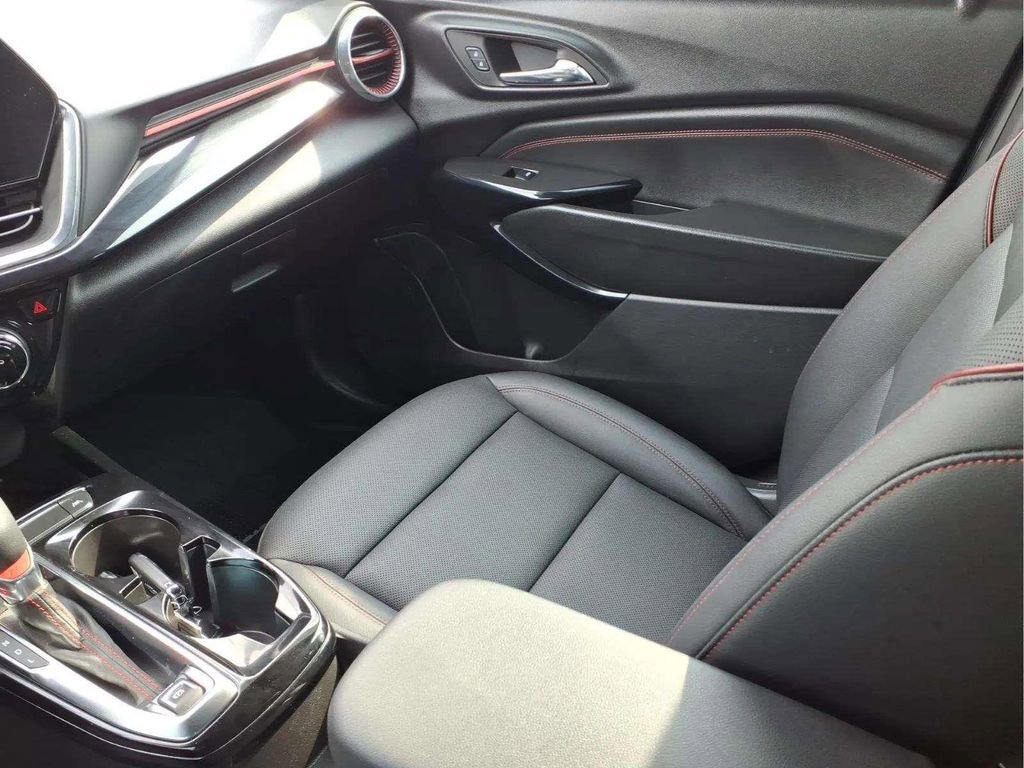 Used 2025 Chevrolet Trax RS w/ Sunroof Package FWD image 12