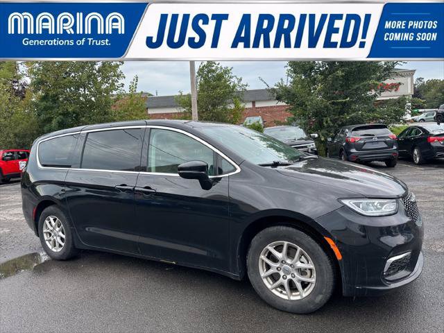 Certified 2024 Chrysler Pacifica Touring-L FWD image 1