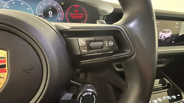 Used 2024 Porsche Cayenne AWD/4WD image 17