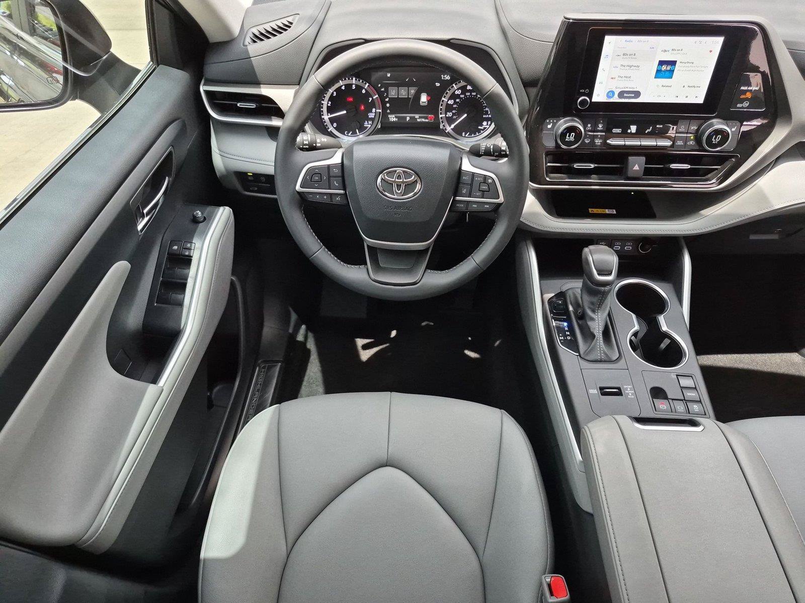 Used 2024 Toyota Highlander XLE FWD image 14