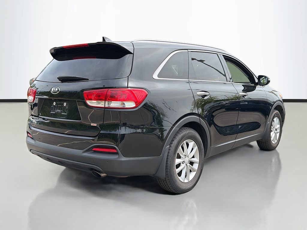 Used 2017 Kia Sorento LX w/ LX Convenience Package image 5