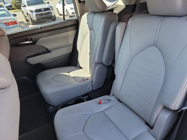 Used 2020 Toyota Highlander XLE image 14