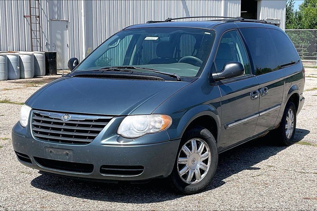 Used 2005 Chrysler Town & Country Touring FWD image 2