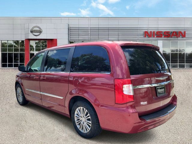 Used 2014 Chrysler Town & Country Touring-L image 6