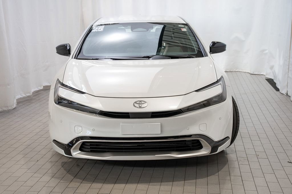 Used 2025 Toyota Prius Plug-In Hybrid image 2