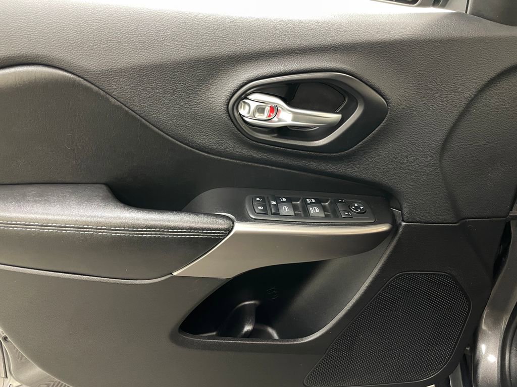 Used 2019 Jeep Cherokee Latitude Plus AWD/4WD image 21