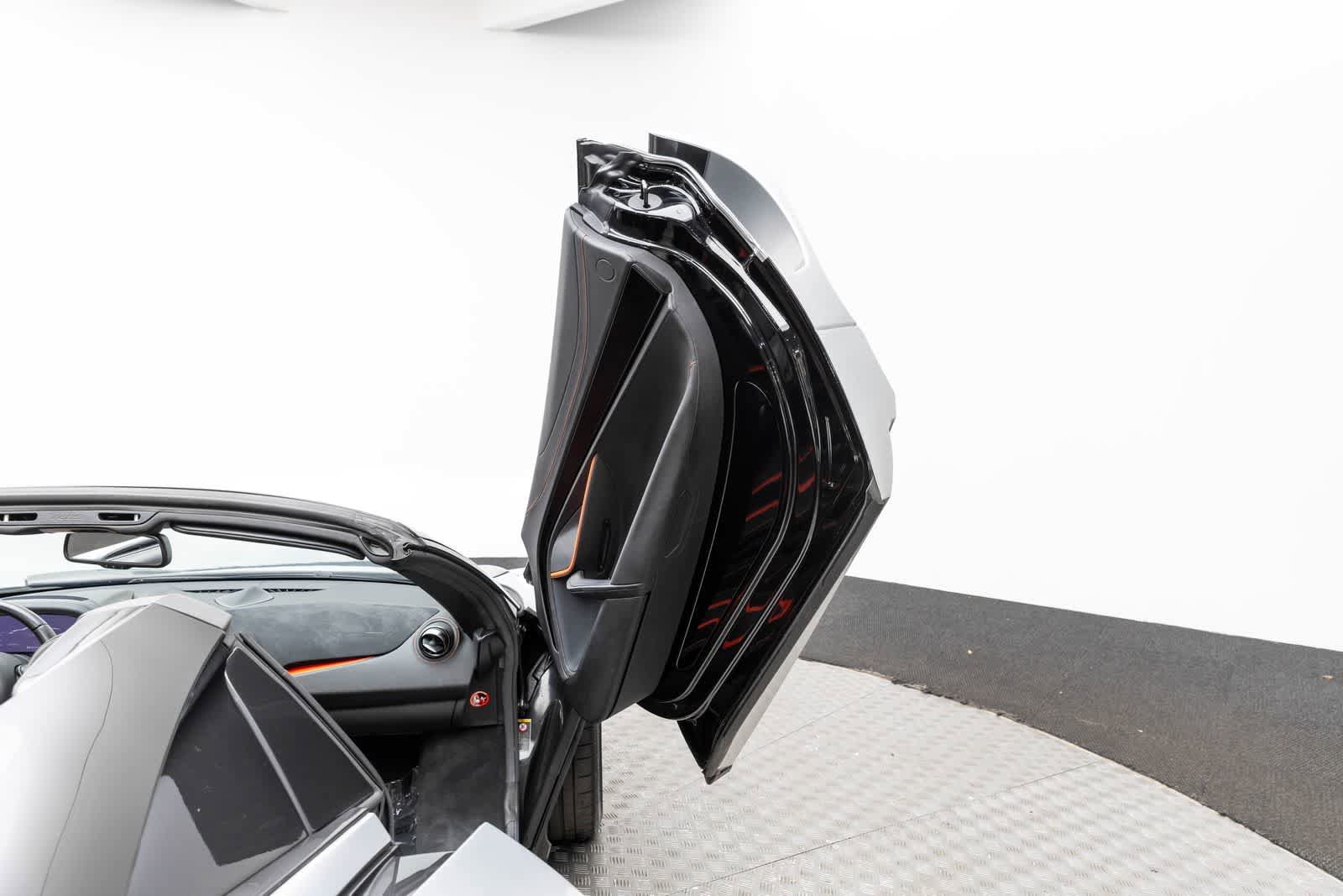 Used 2022 McLaren 720S Spider image 32