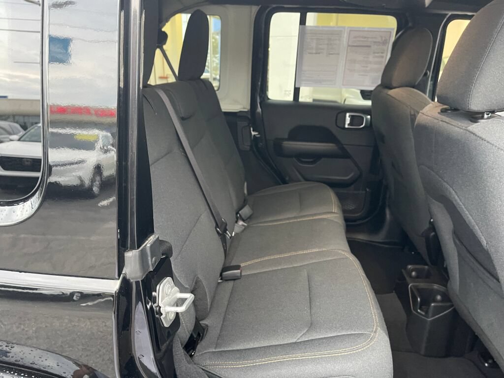 Used 2025 Jeep Wrangler Unlimited Sahara AWD/4WD image 31