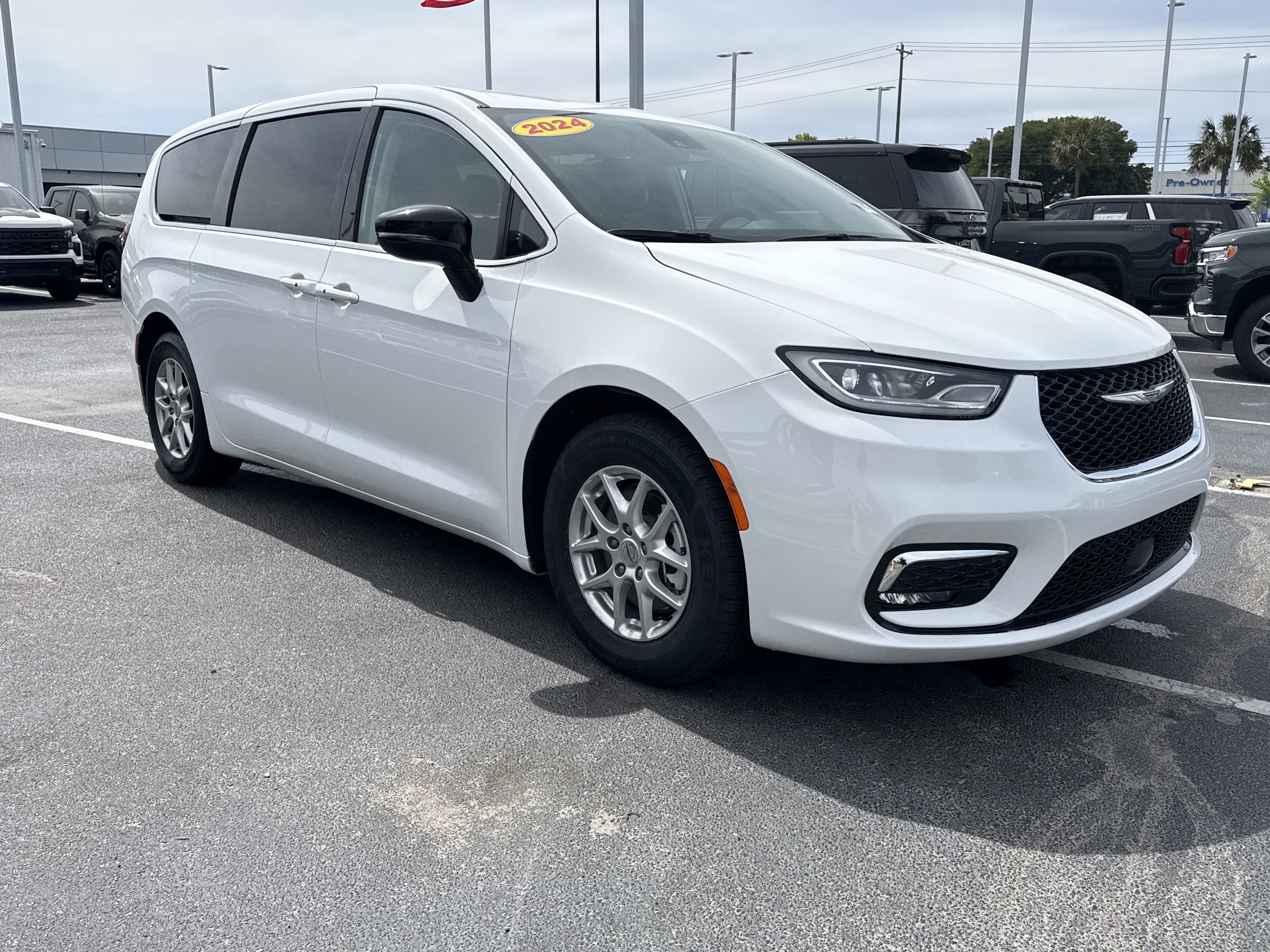 Used 2024 Chrysler Pacifica Touring-L FWD image 27