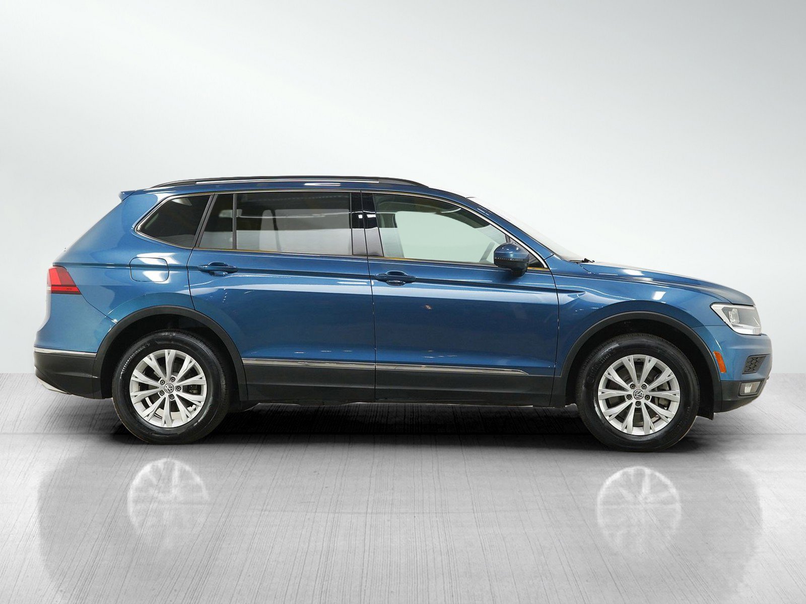 Used 2018 Volkswagen Tiguan SE w/ Front Fog Lights Package image 6