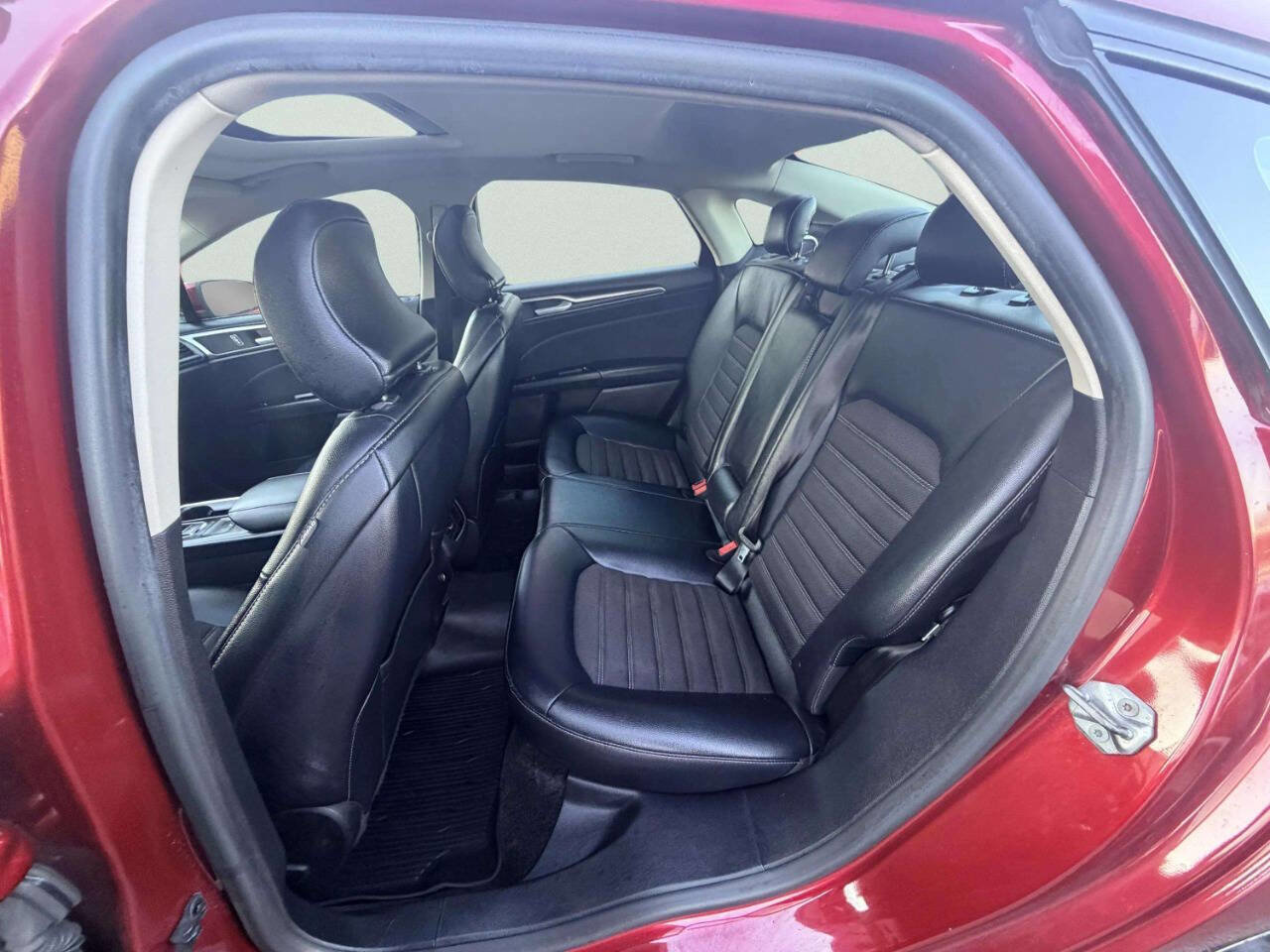 Used 2017 Ford Fusion SE w/ Equipment Group 201A FWD image 19