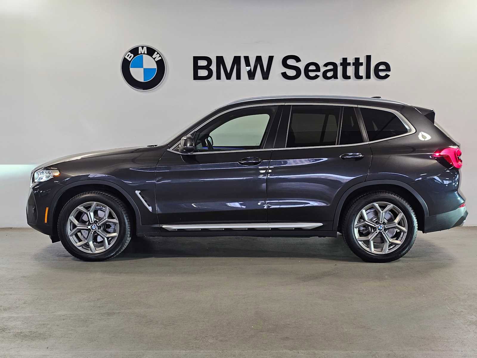 Used 2022 BMW X3 xDrive30i w/ Convenience Package AWD/4WD image 3