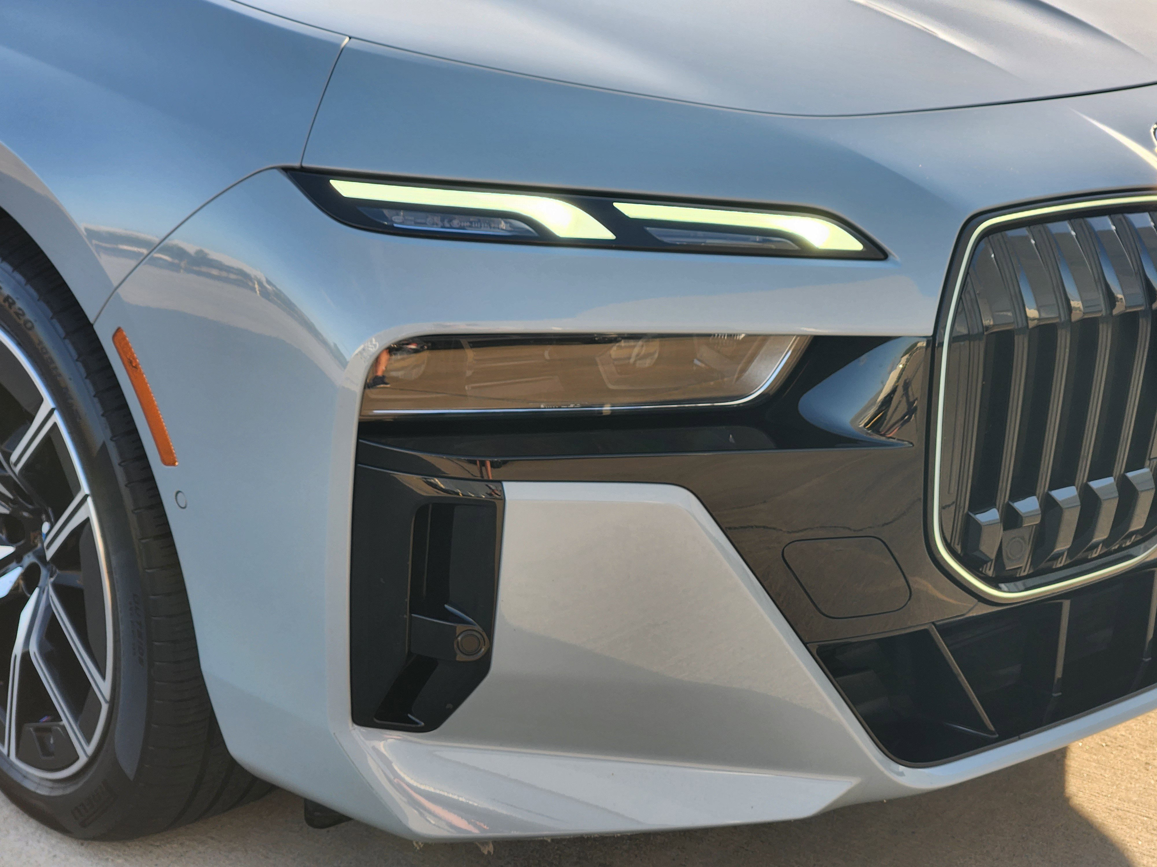 Used 2025 BMW 740i xDrive w/ Premium Package image 7