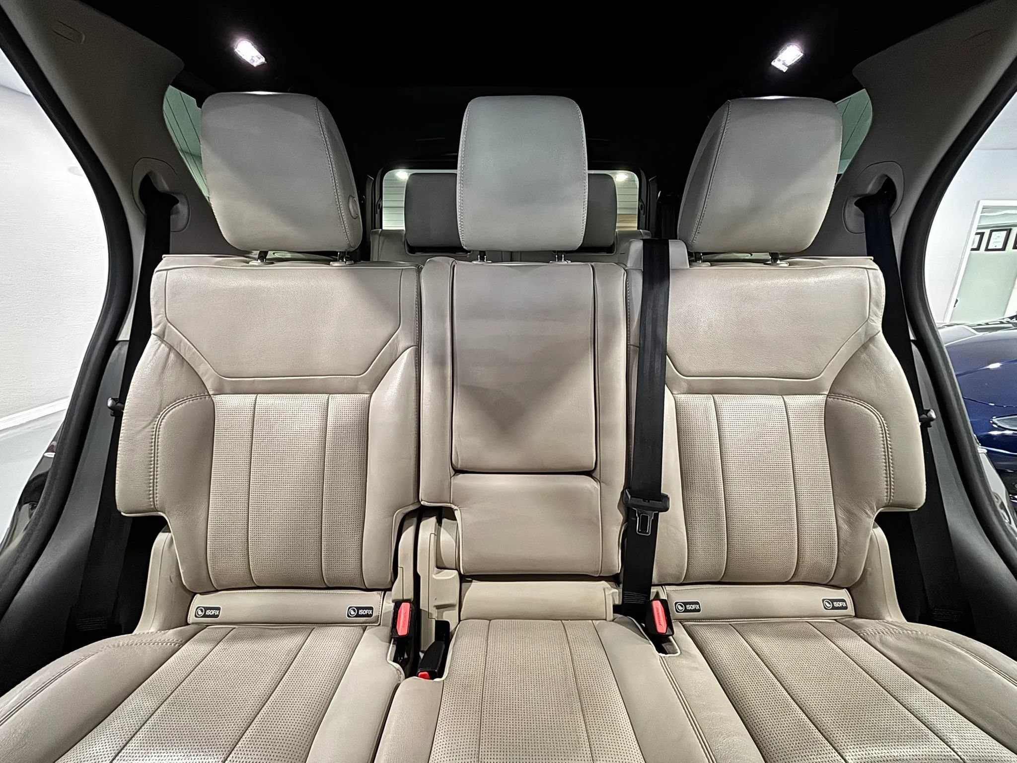 Used 2017 Land Rover Discovery SE AWD/4WD image 28
