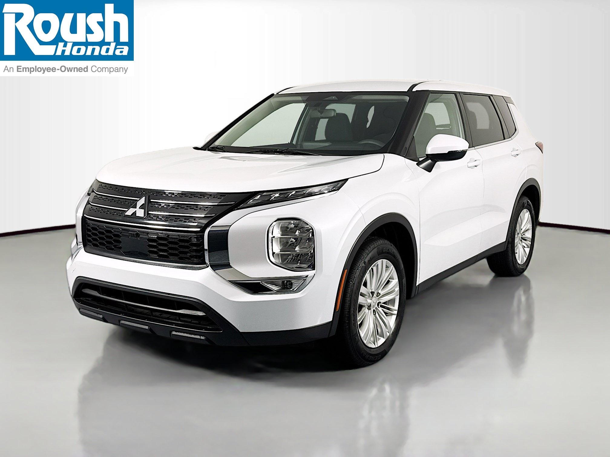 Used 2023 Mitsubishi Outlander ES FWD image 1
