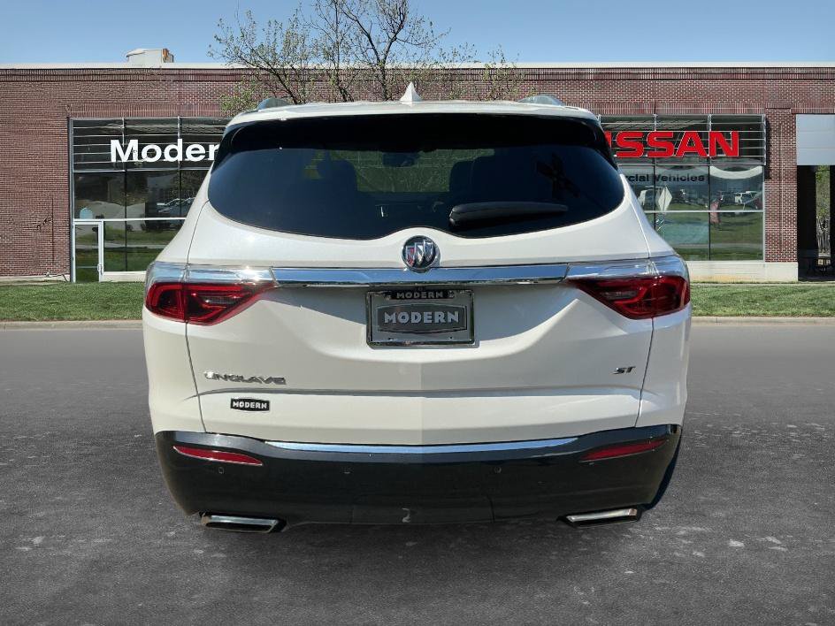 Used 2024 Buick Enclave Essence w/ Experience Buick Package FWD image 3