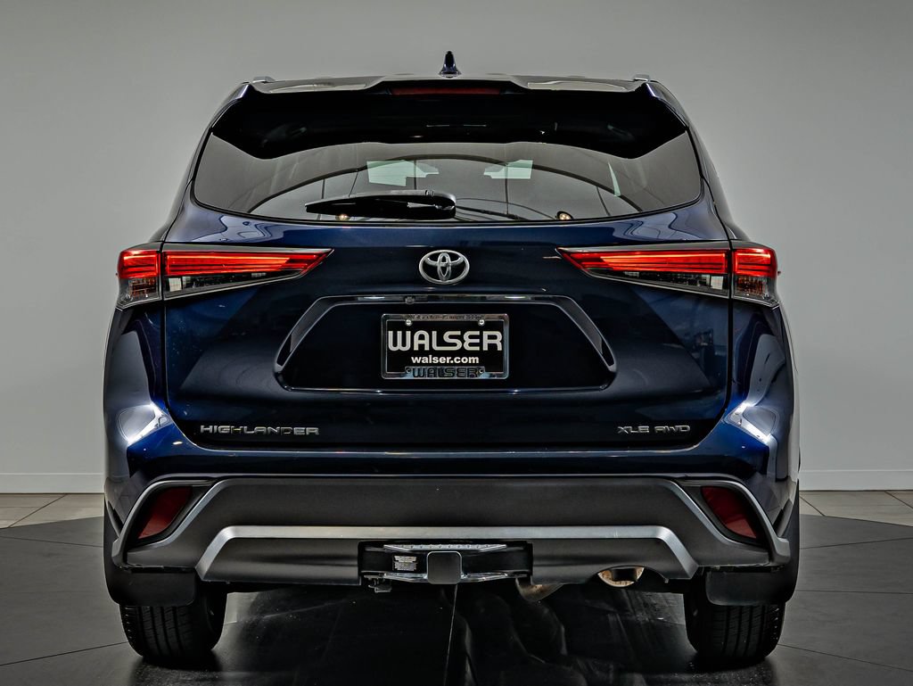 Used 2021 Toyota Highlander XLE AWD/4WD image 6