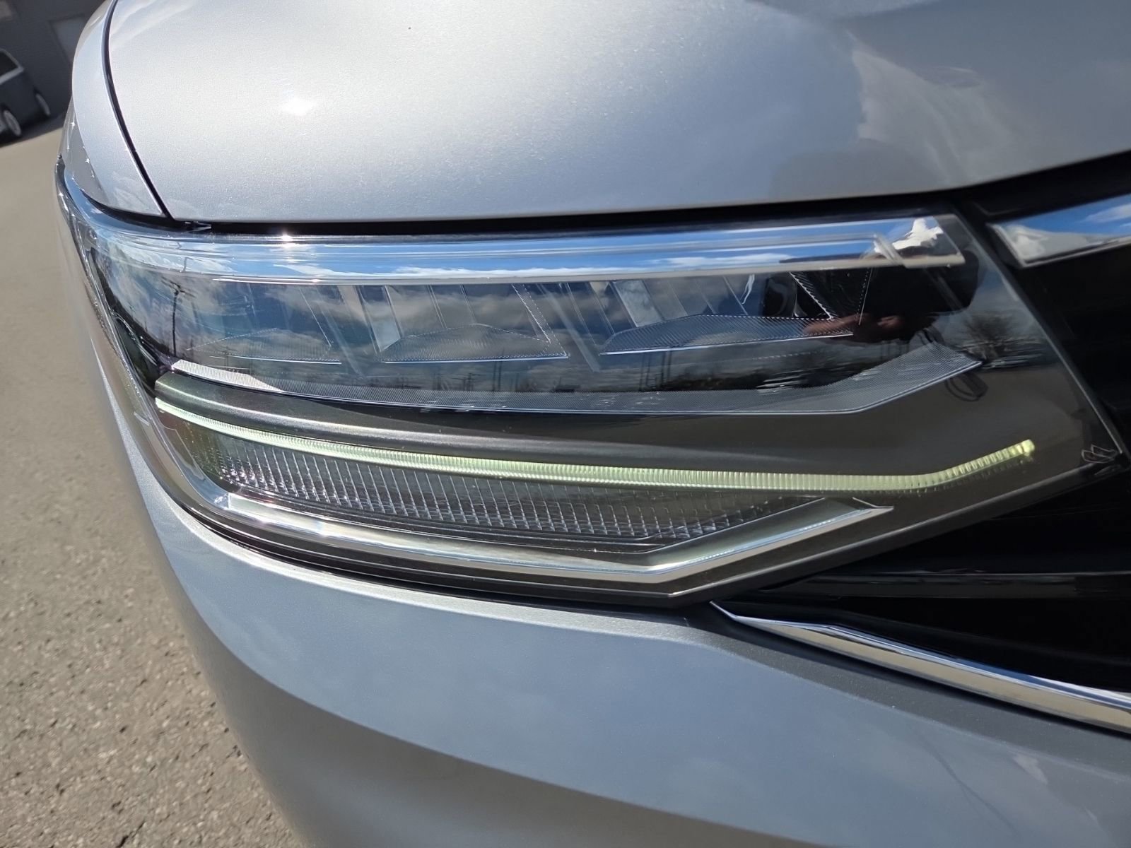 Certified 2022 Volkswagen Tiguan SE R-Line AWD/4WD image 5
