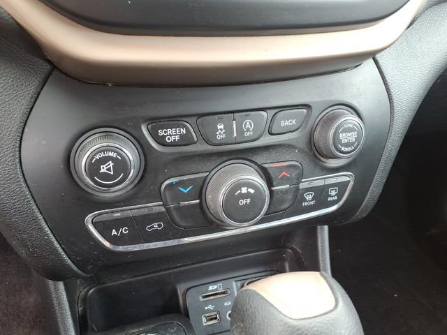 Used 2017 Jeep Cherokee Latitude w/ Cold Weather Group AWD/4WD image 19