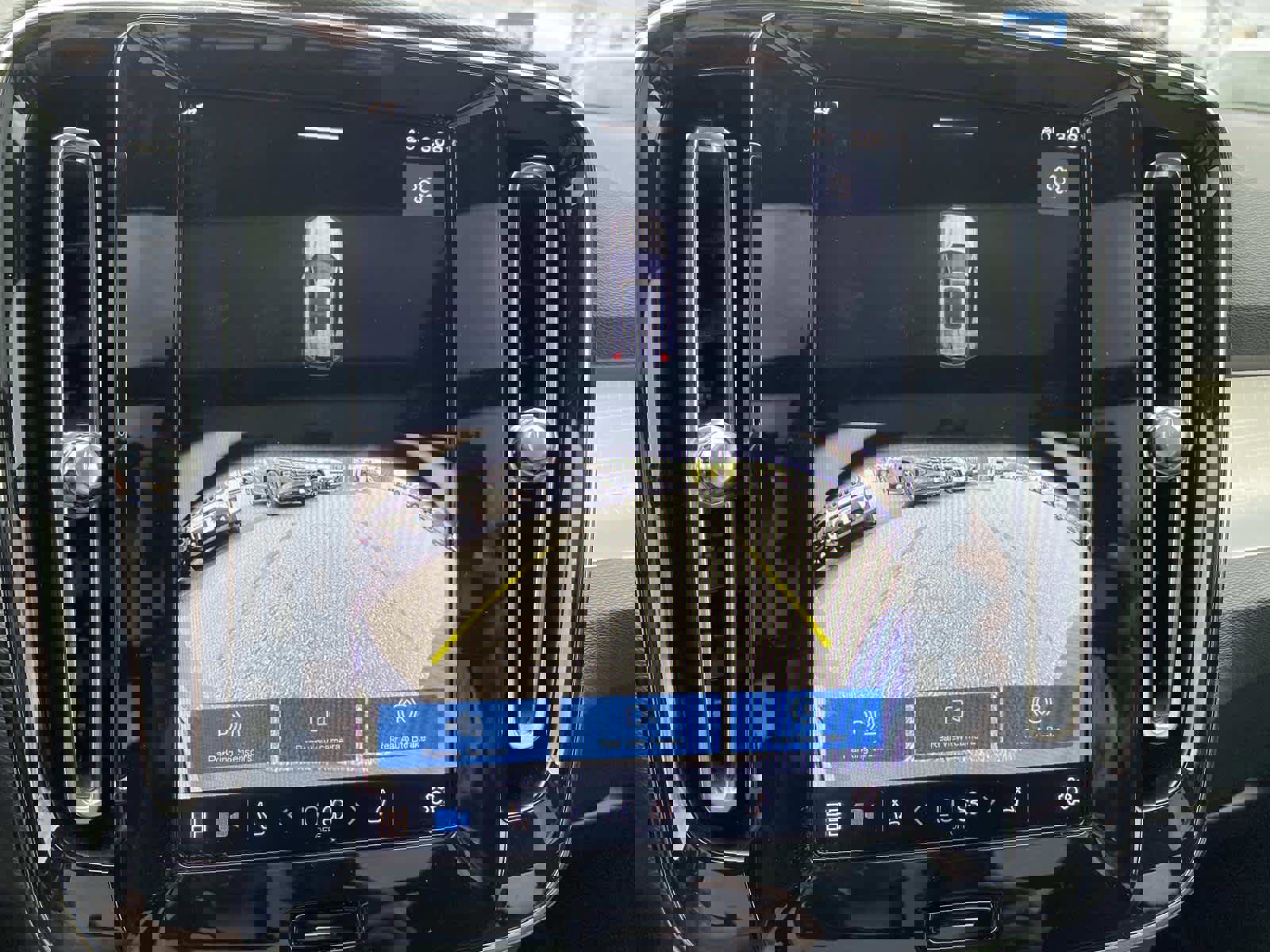 Used 2024 Volvo XC40 B5 Core image 15