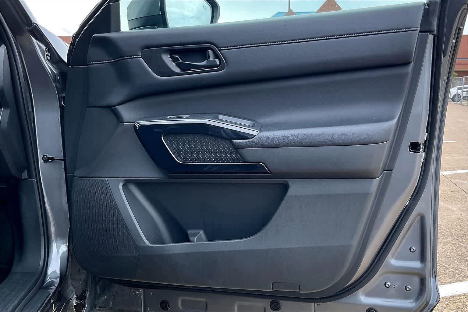 Used 2025 Nissan Pathfinder SV AWD/4WD image 27