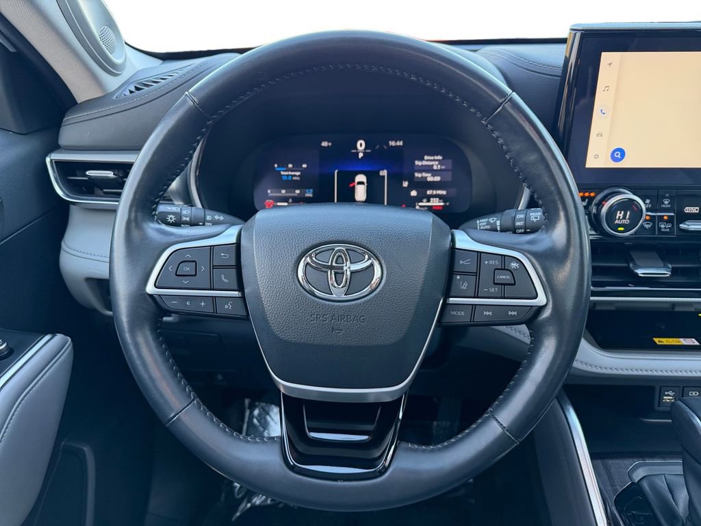 Used 2023 Toyota Highlander Platinum image 12