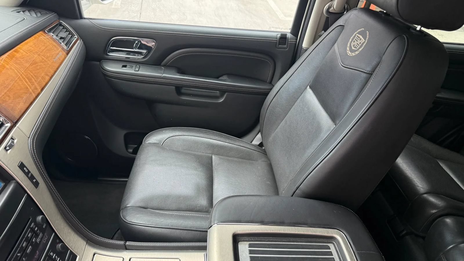 Used 2012 Cadillac Escalade Platinum AWD/4WD image 17