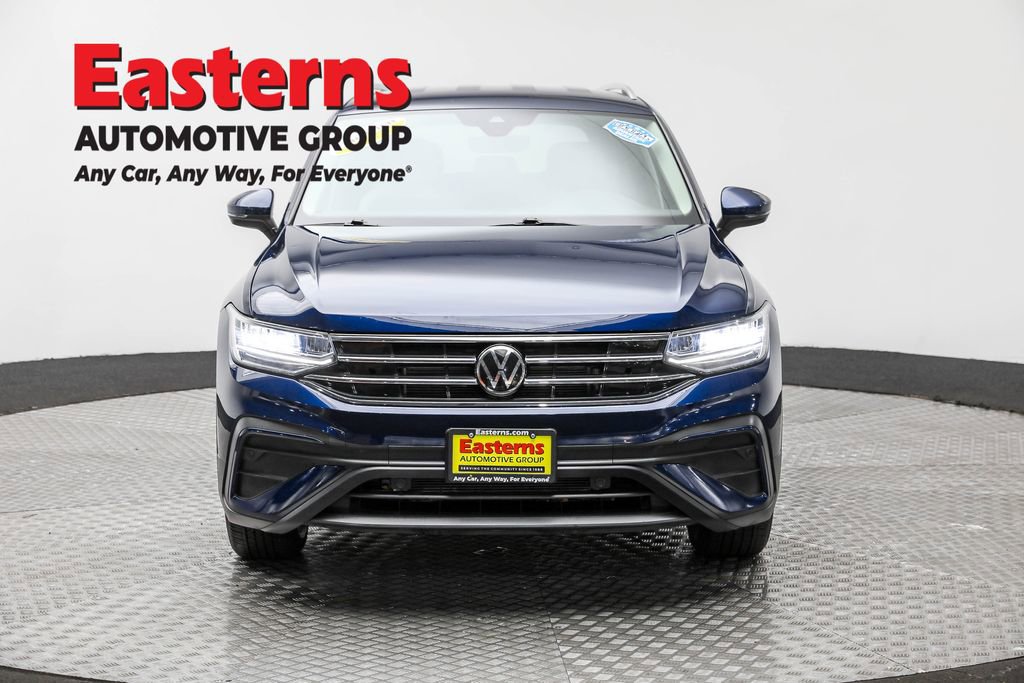Used 2022 Volkswagen Tiguan SE image 2