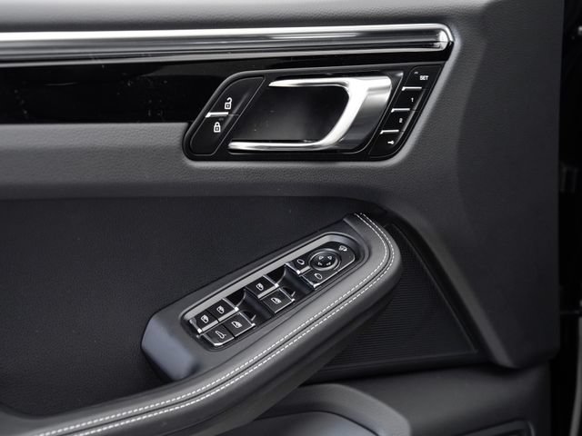 Certified 2025 Porsche Macan Turbo AWD/4WD image 8