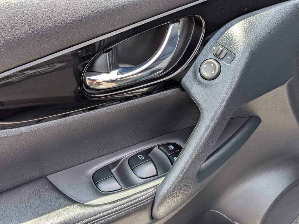 Used 2021 Nissan Rogue Sport SV AWD/4WD image 11