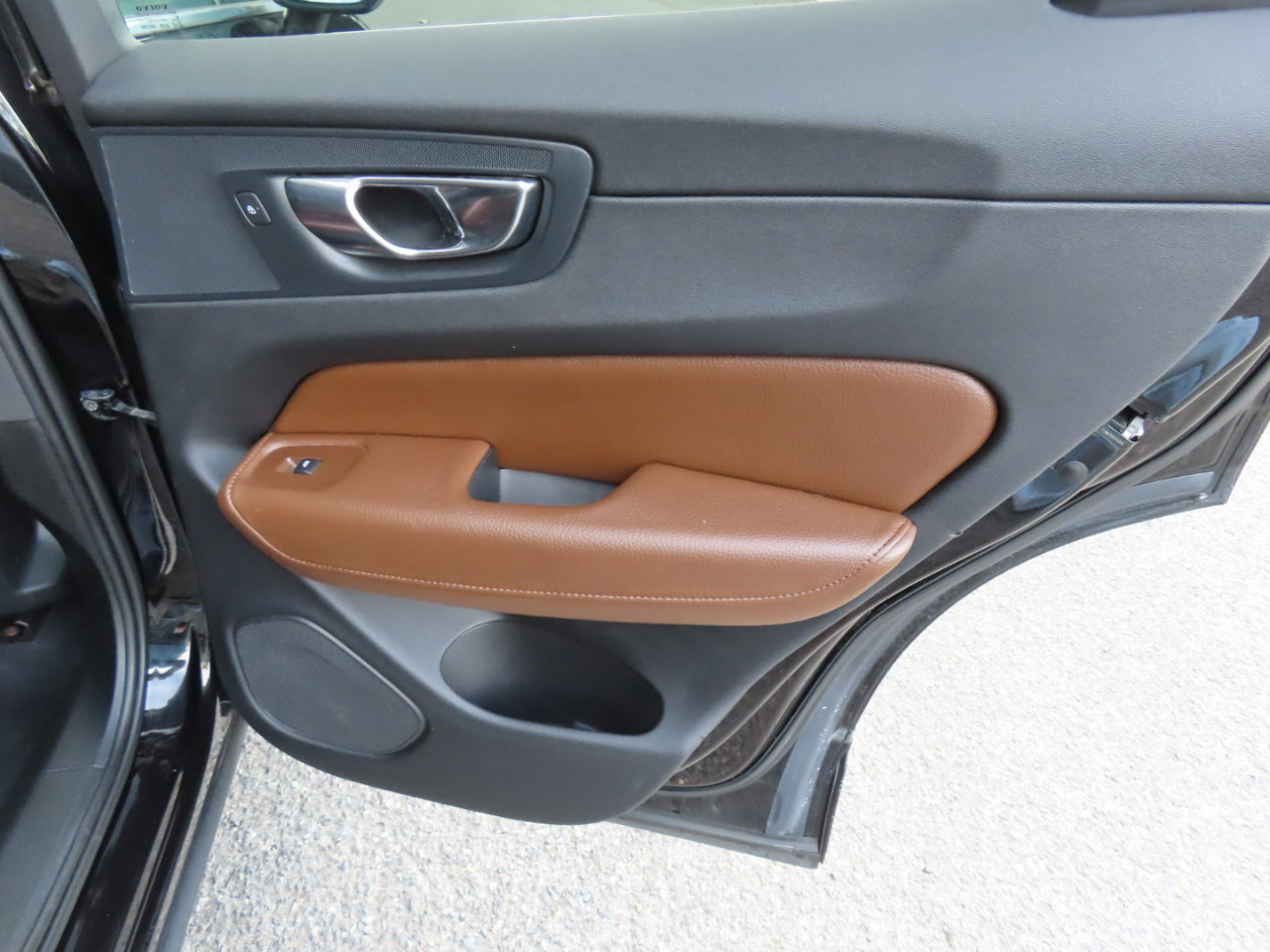 Used 2018 Volvo XC60 T6 Momentum w/ Convenience Package image 16