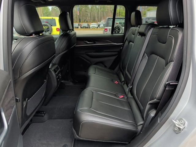 Used 2025 Jeep Grand Cherokee Limited AWD/4WD image 32