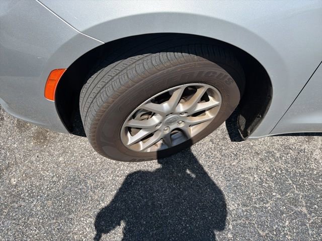 Used 2024 Chrysler Pacifica Touring-L FWD image 2