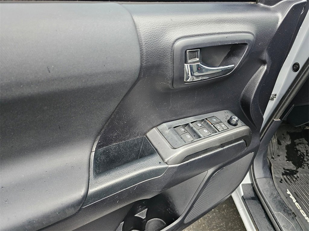 Used 2020 Toyota Tacoma TRD Off-Road w/ Technology Package image 19