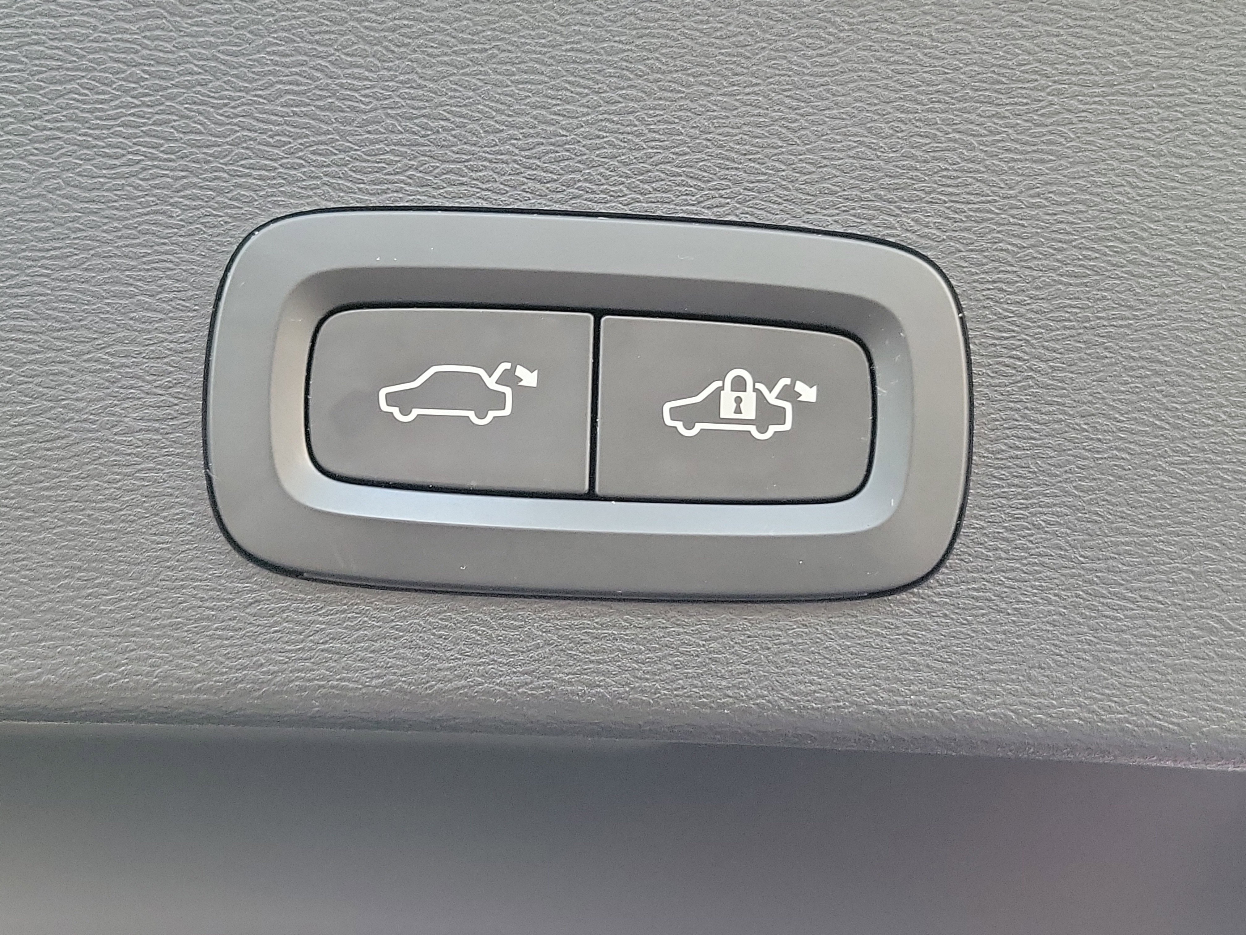 Used 2019 Volvo XC40 T5 R-Design image 13