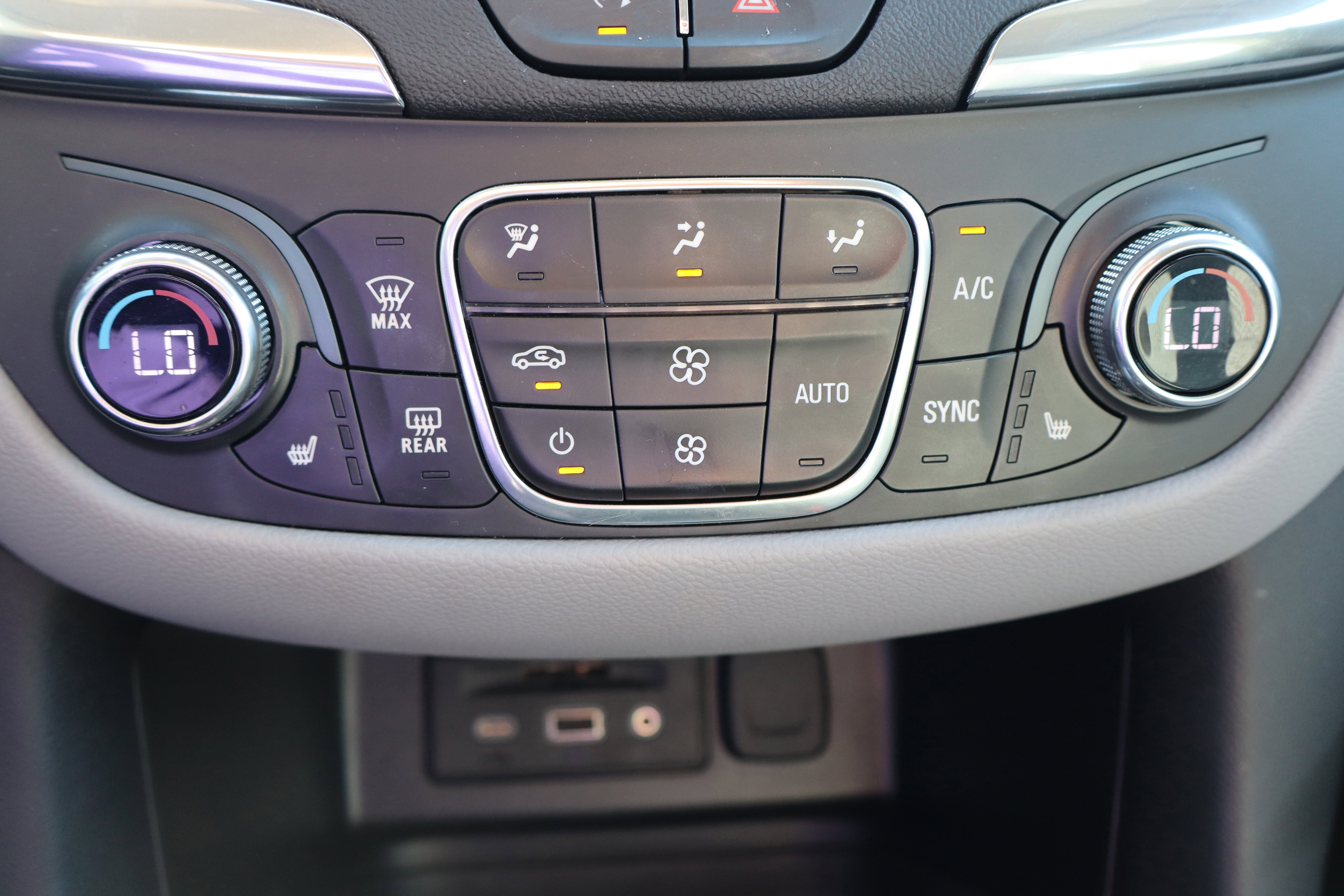 Used 2024 Chevrolet Equinox LT FWD image 20