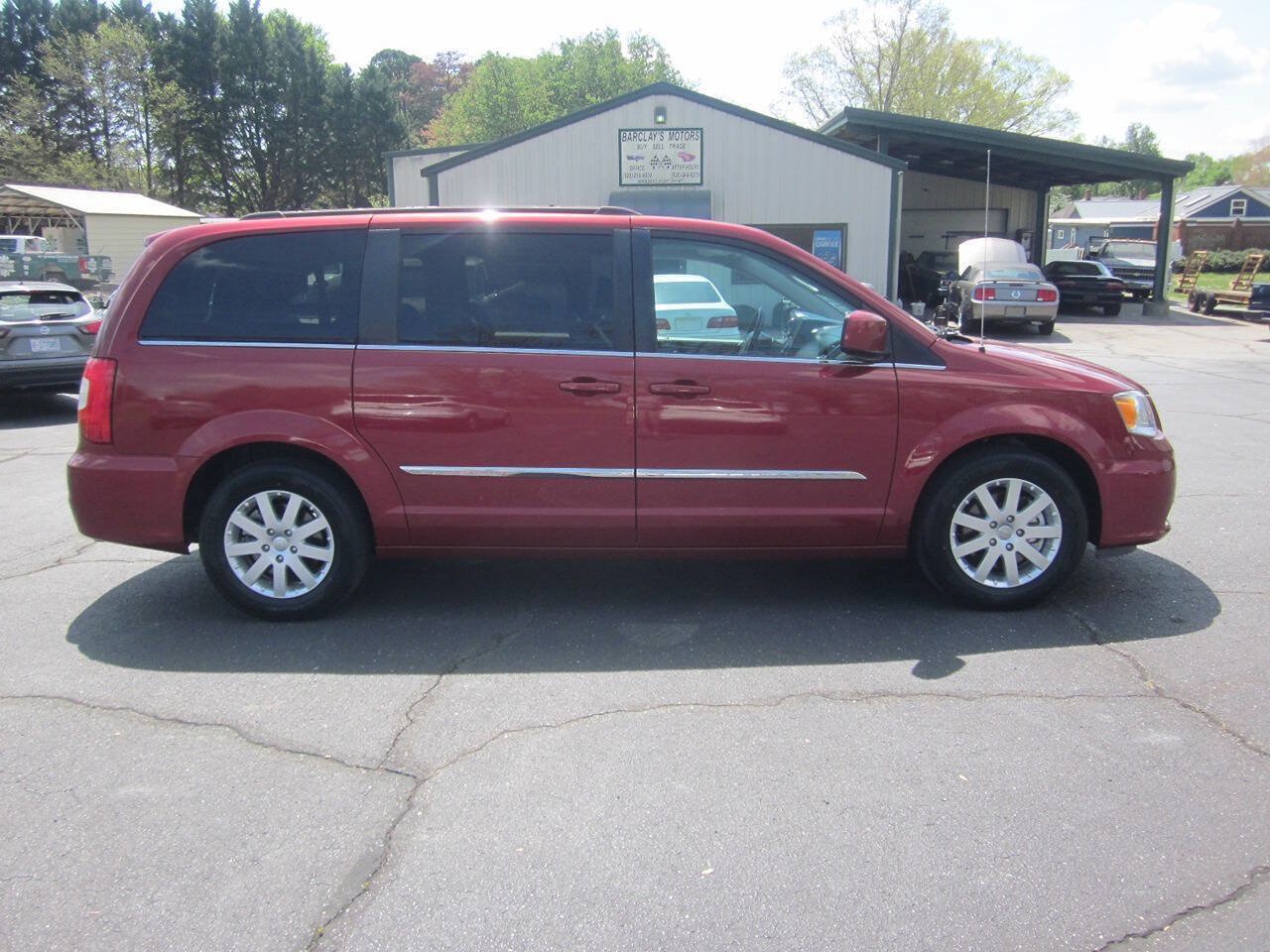 Used 2015 Chrysler Town & Country Touring FWD image 6
