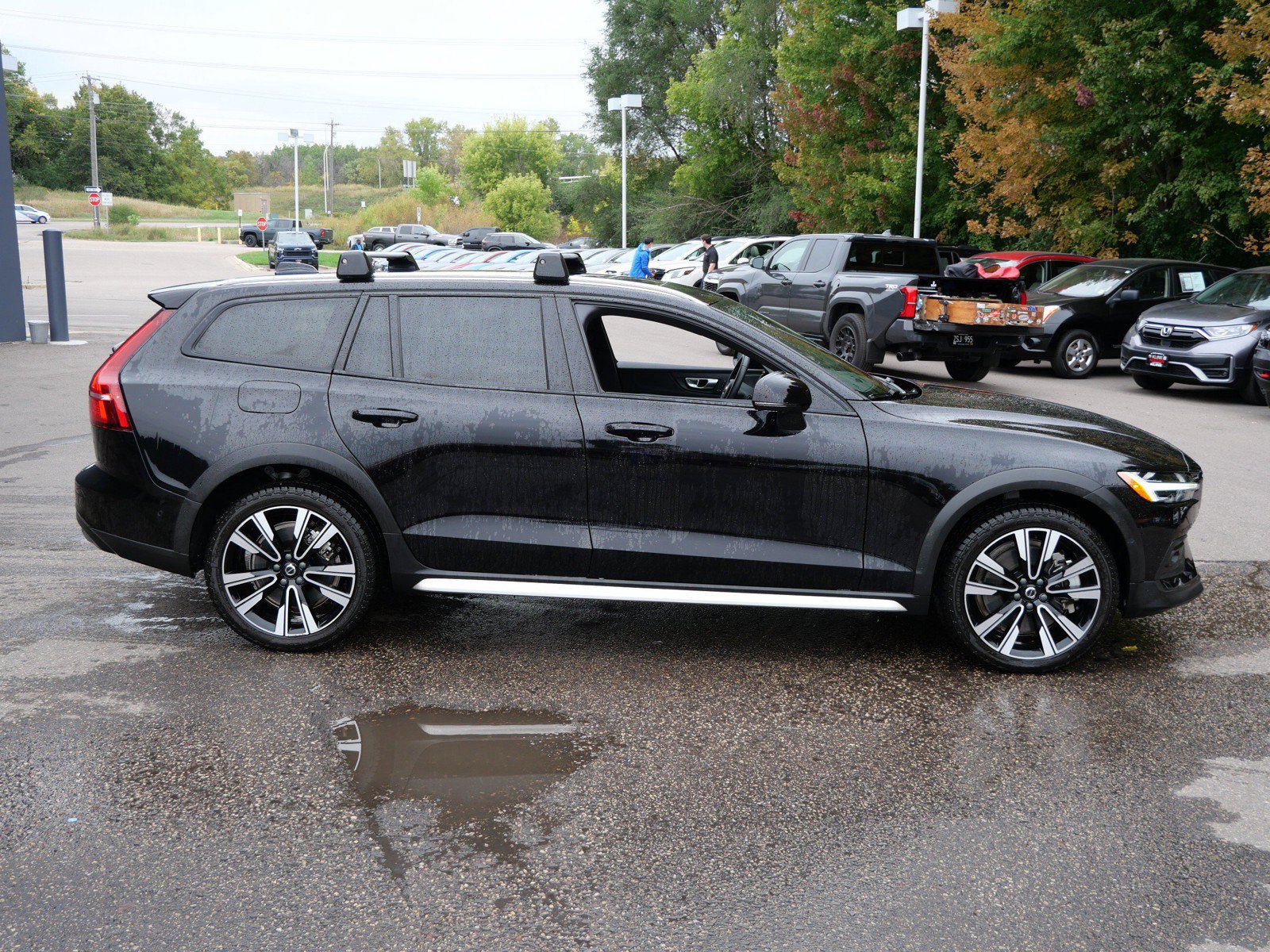 Certified 2024 Volvo V60 B5 Cross Country Ultimate w/ Protection Package Premier AWD/4WD image 8