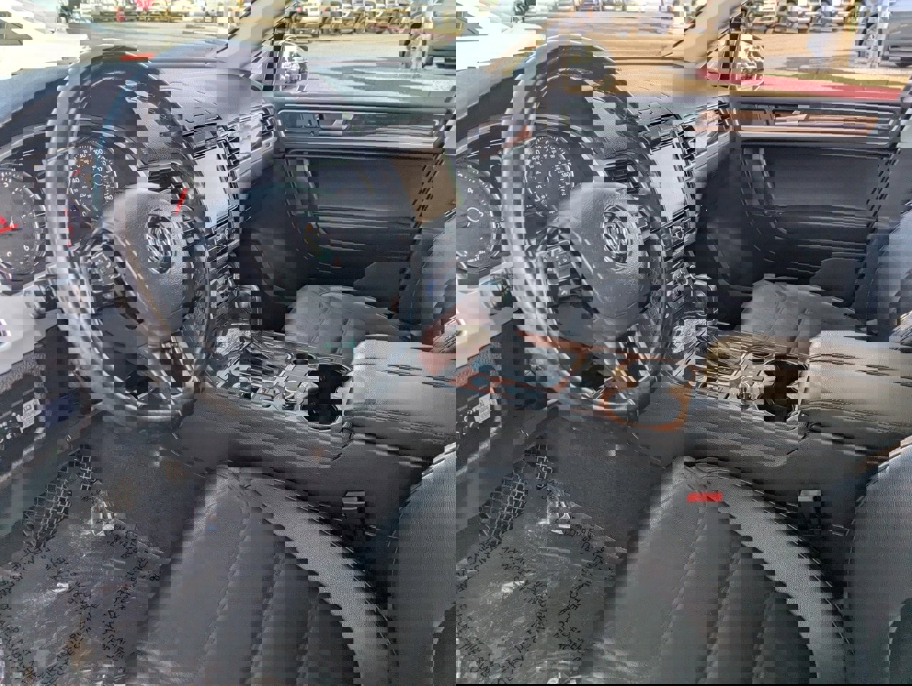 Used 2014 Volkswagen Touareg TDI image 27