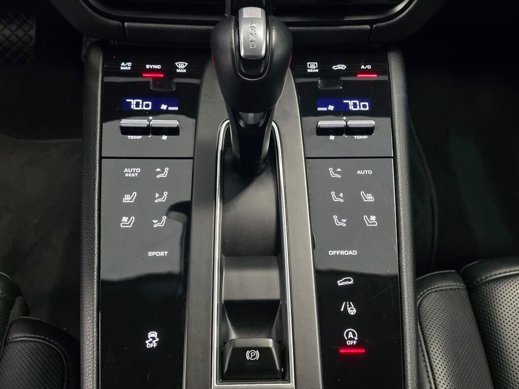 Certified 2024 Porsche Macan image 17