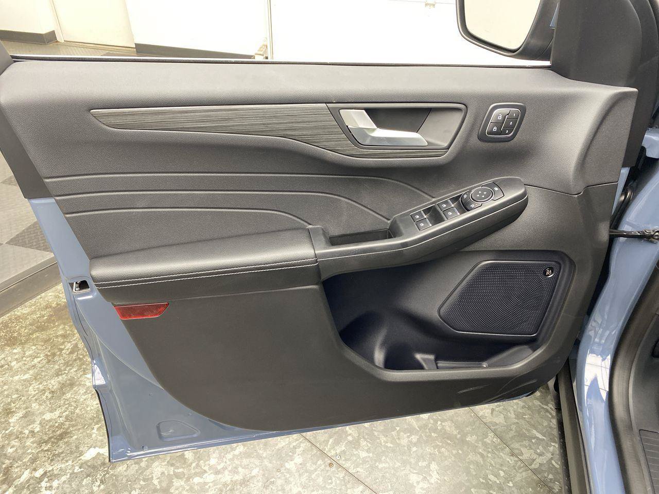 New 2024 Ford Escape SE w/ PHEV Premium Package FWD image 7