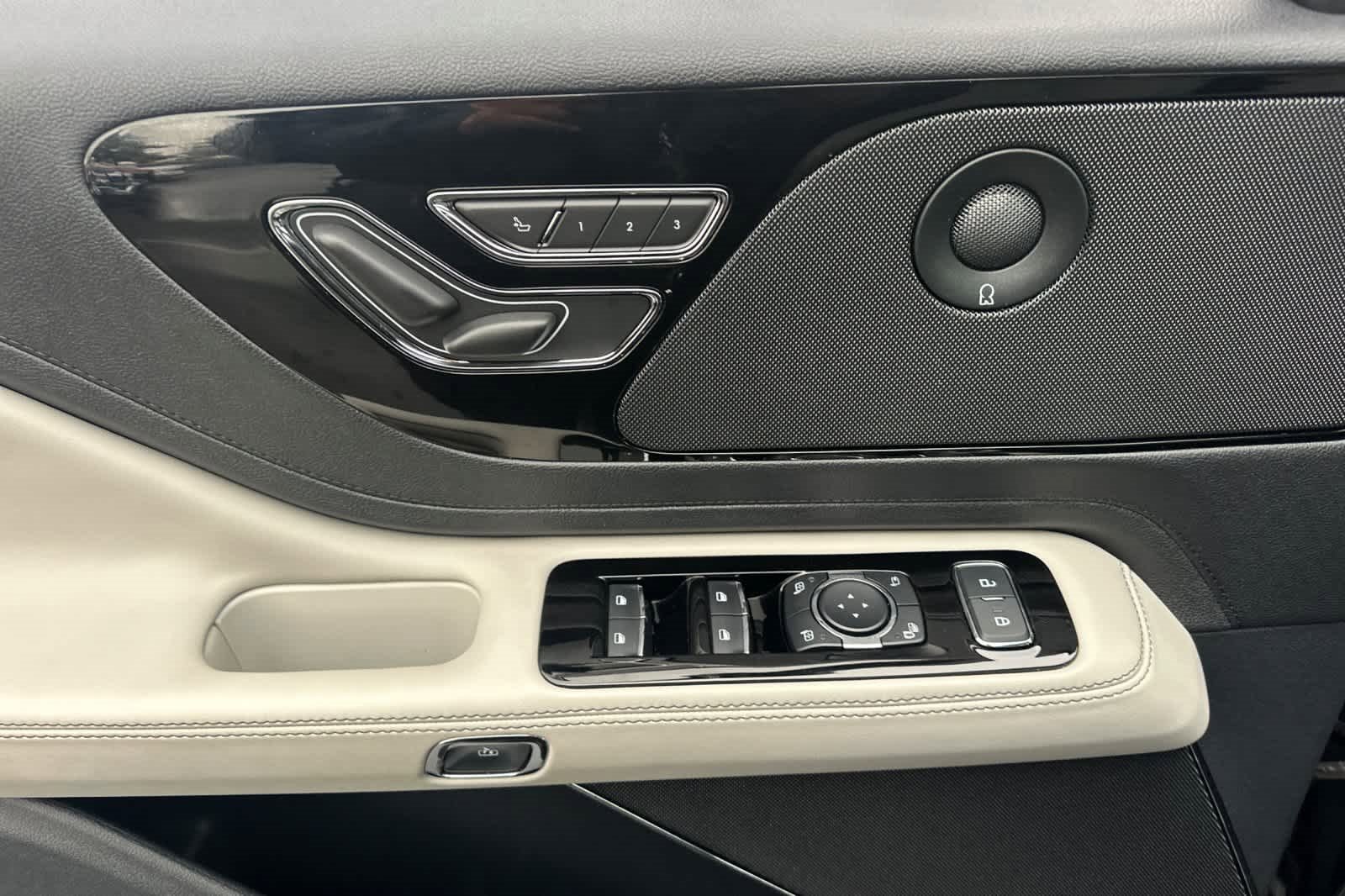 Used 2025 Lincoln Aviator Reserve image 12