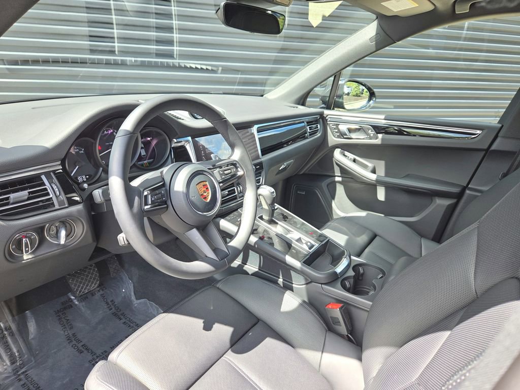 Certified 2026 Porsche Macan AWD/4WD image 4